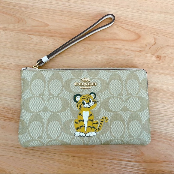 Coach Large Corner Zip Wristlet In Signature Canvas With Tiger #C7698 - Picture 1 of 6